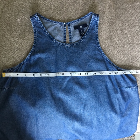 ⚪3/$15 GAP chambray tank top with keyhole back and halter style neck size small - Picture 9 of 13